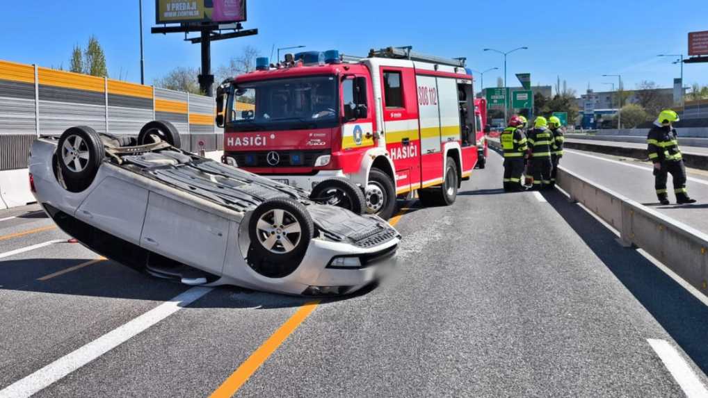 Auto sa na diaľnici D2 prevr&aacute;tilo na strechu.