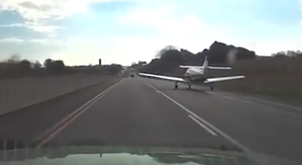 Na snímke lietadlo na ceste.