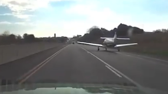 Na snímke lietadlo na ceste.