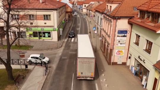 Tisíce áut, najmä kamiónov, prechádzajúcich centrom mesta Krupina.