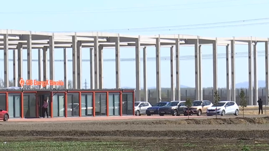 Spustenie v&yacute;roby v baterk&aacute;rni v &Scaron;uranoch by sa mohlo posun&uacute;ť. Ch&yacute;baj&uacute; doklady pre pos&uacute;denie vplyvov na životn&eacute; prostredie