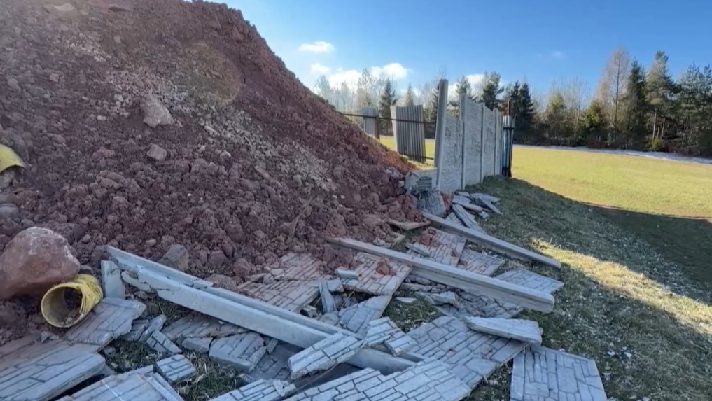 Zničený plot na futbalovom ihrisku v obci Poráč.