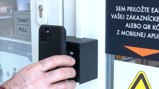 V potravinách v obci Mlynky predavačky strieda umelá inteligencia.