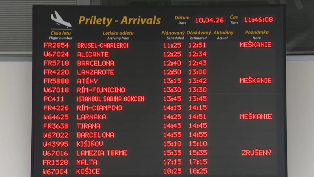 Na snímke tabuľa s letmi na bratislavskom letisku.