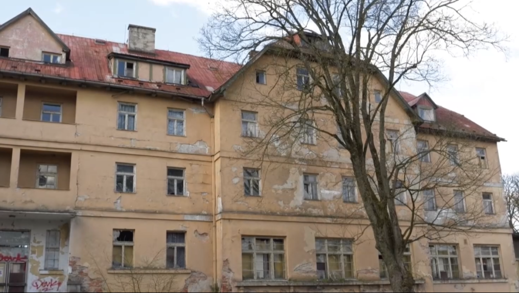 Desaťročia opustená budova niekdajšieho hotela začína ohrozovať peších aj parkujúce autá.