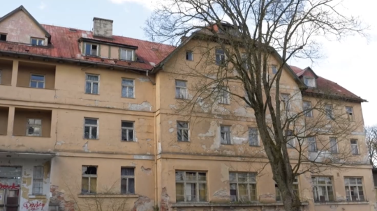 Desaťročia opustená budova niekdajšieho hotela začína ohrozovať peších aj parkujúce autá.
