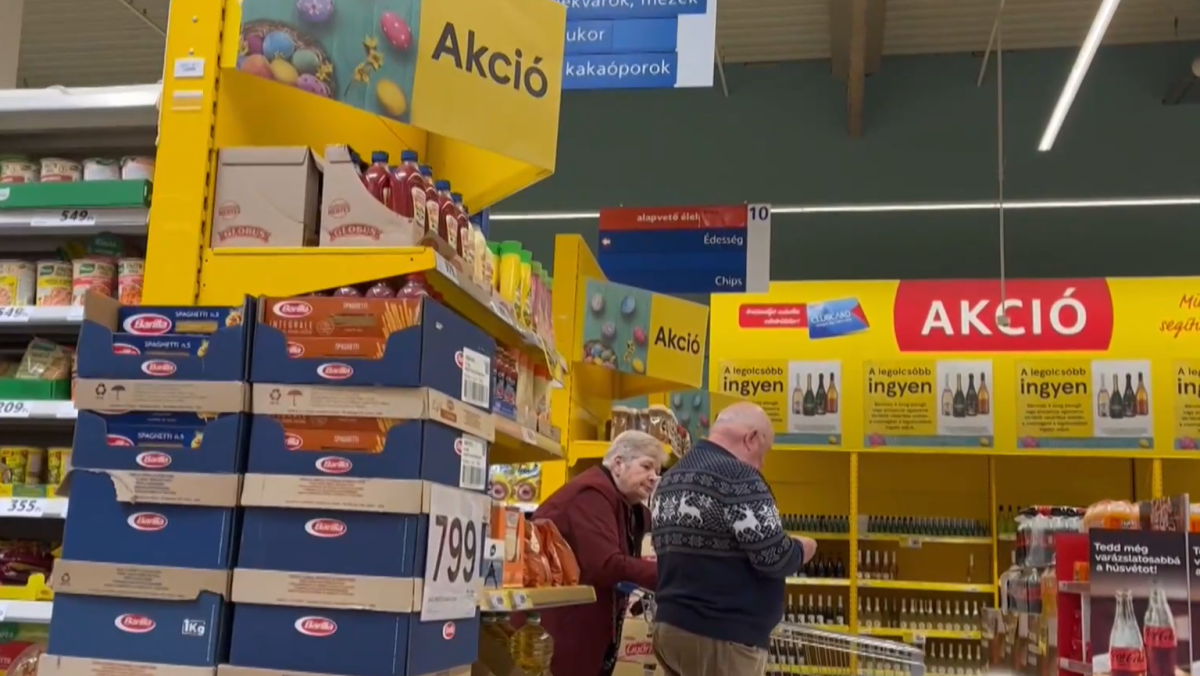 Zastropovan&eacute; ceny potrav&iacute;n v Maďarsku mali priniesť lacnej&scaron;ie n&aacute;kupy, ľudia z pohraničia v&scaron;ak chodia do obchodov na Slovensku