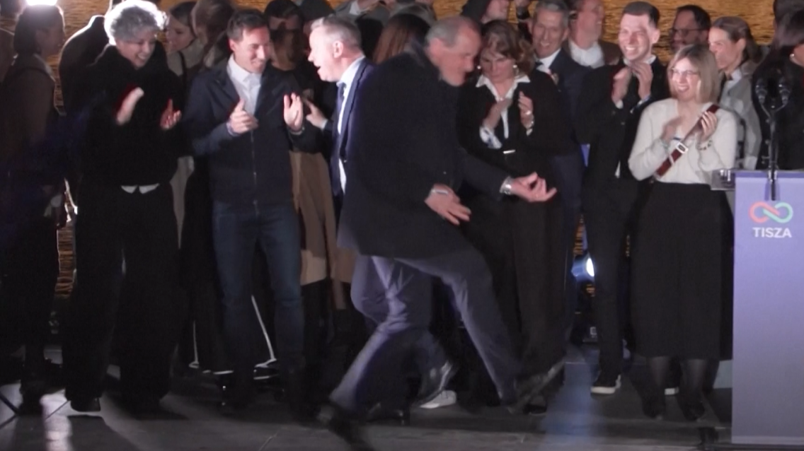 V&iacute;ťazn&eacute; tance na p&oacute;diu: Najviac sa odviazal hlavn&yacute; kandid&aacute;t strany TISZA na ministra zdravotn&iacute;ctva (VIDEO)