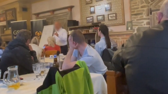 Reportérom sa na jedno z náborových stretnutí LWEX-u podarilo dostať so skrytou kamerou.