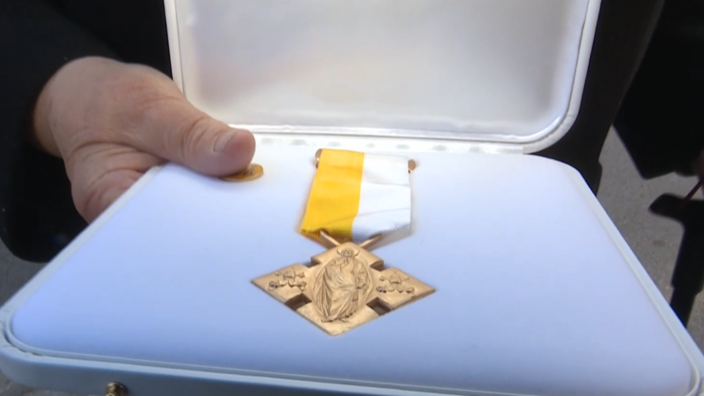 Anna Vargová dostala od pápeža medailu s diplomom v latinčine.