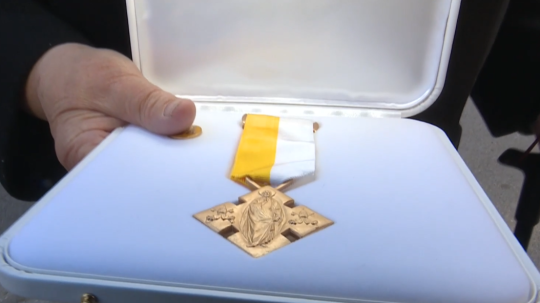 Anna Vargová dostala od pápeža medailu s diplomom v latinčine.