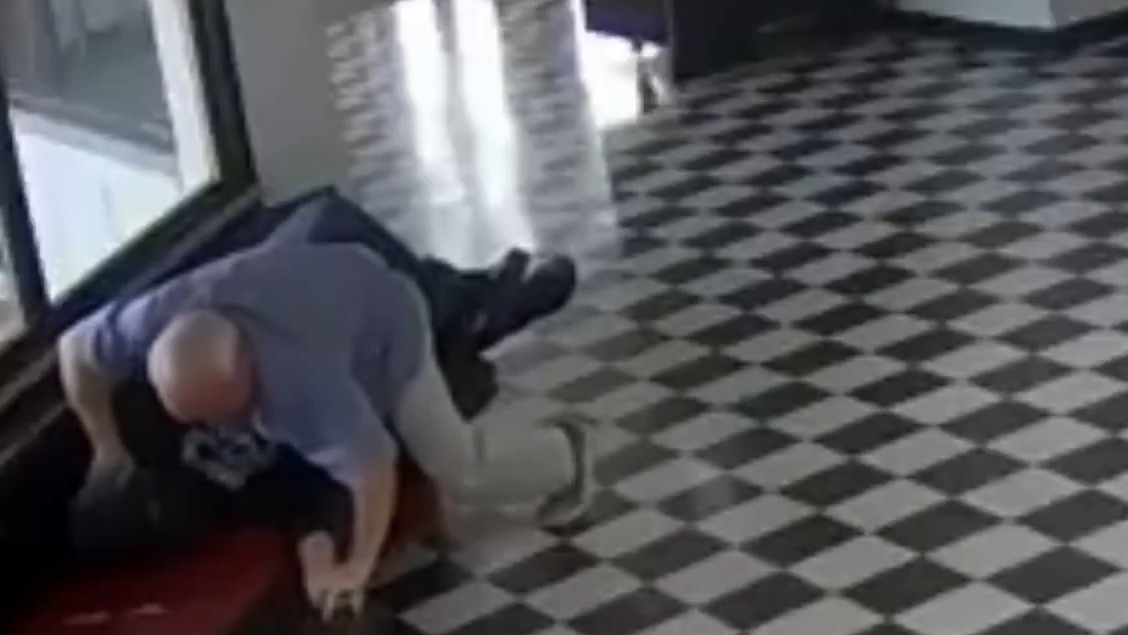 VIDEO: Riaditeľ br&aacute;nil &scaron;kolu v americkej Oklahome pred strelcom, zrazil ho na zem. Dramatick&yacute; moment zachytila kamera