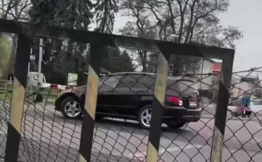 Na snímke auto na priecestí.