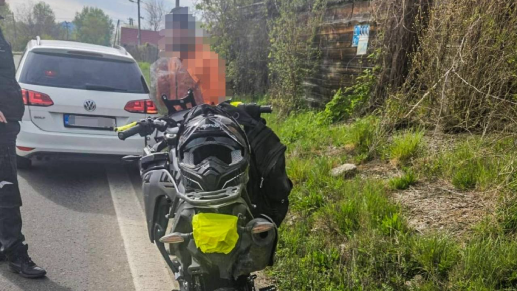 Opit&yacute; motocyklista vo Veľkom Kamenci zrazil na chodn&iacute;ku dieťa a u&scaron;iel.