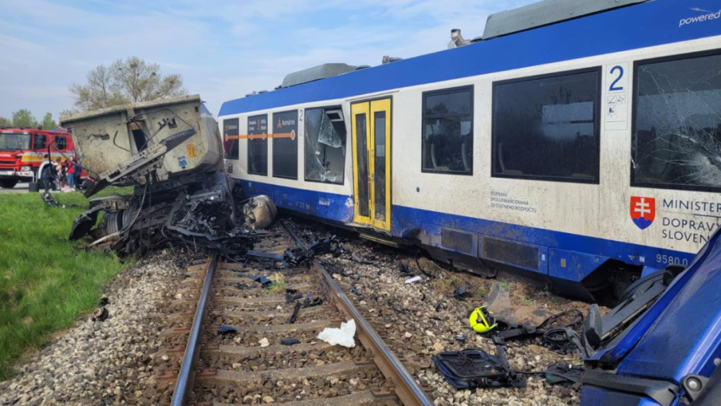 N&aacute;sledkom zr&aacute;žky do&scaron;lo k vykoľajeniu vlakovej s&uacute;pravy.