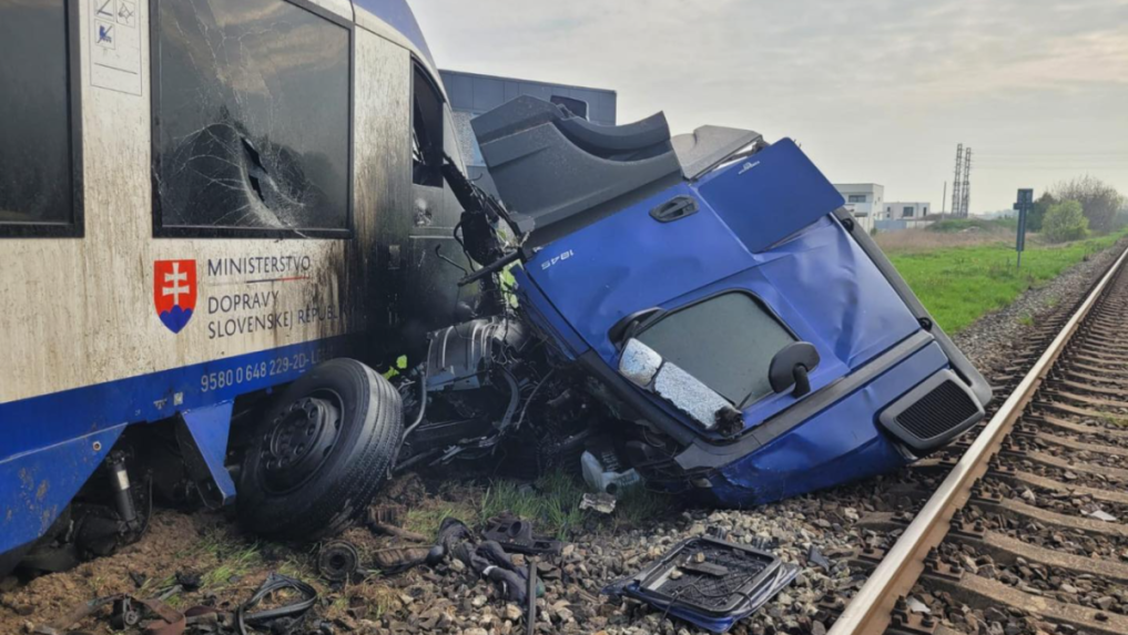 Na železničnom priecest&iacute; v Dunajskej Strede sa zrazil kami&oacute;n s osobn&yacute;m vlakom.