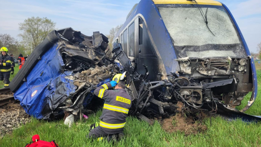 Vo vlaku sa nachádzalo viacero osôb, 21 z nich utrpelo zranenia.