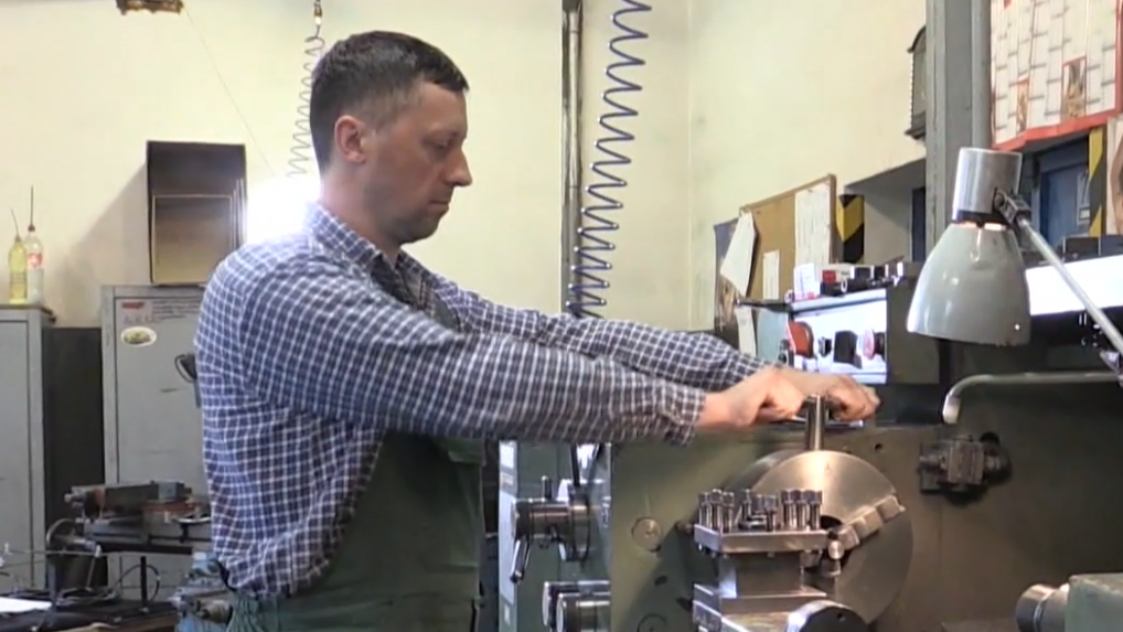 Na snímke zamestnanec vo fabrike.