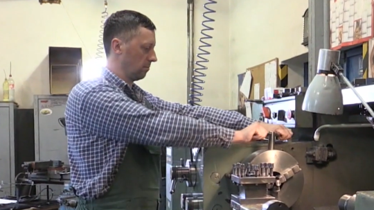 Na snímke zamestnanec vo fabrike.