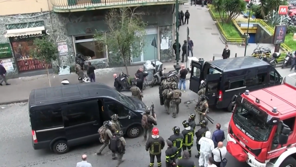 Na snímke špeciálne jednotky pred bankou.