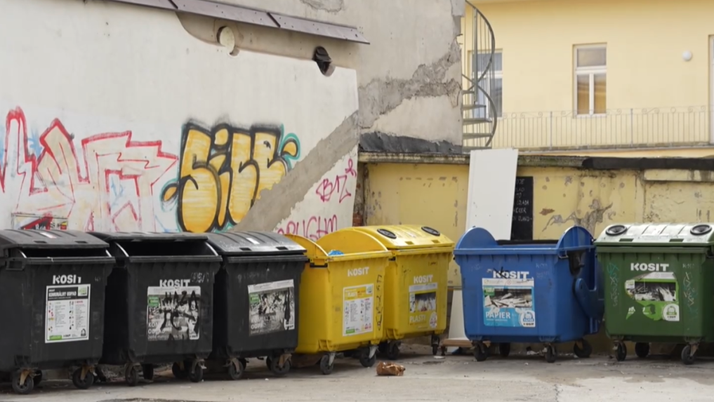V Ko&scaron;iciach sa už takmer dva roky sťažuj&uacute; na neporiadok a z&aacute;pach. Rie&scaron;en&iacute;m by mohli byť &scaron;peci&aacute;lne kontajnery