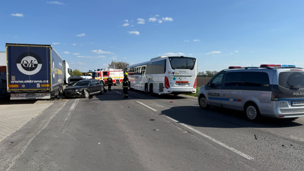 Zo &Scaron;amor&iacute;na sa vytvorila kol&oacute;na vozidiel.