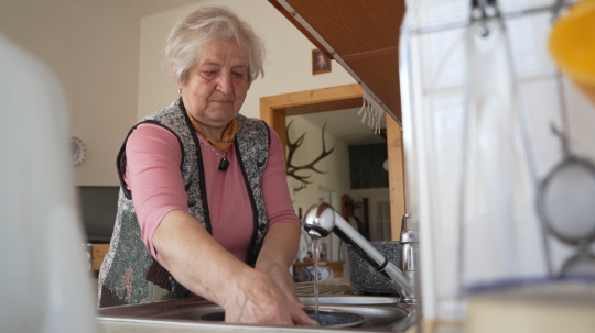 Pani Eva musí po vodu na splachovanie chodiť do potoka.