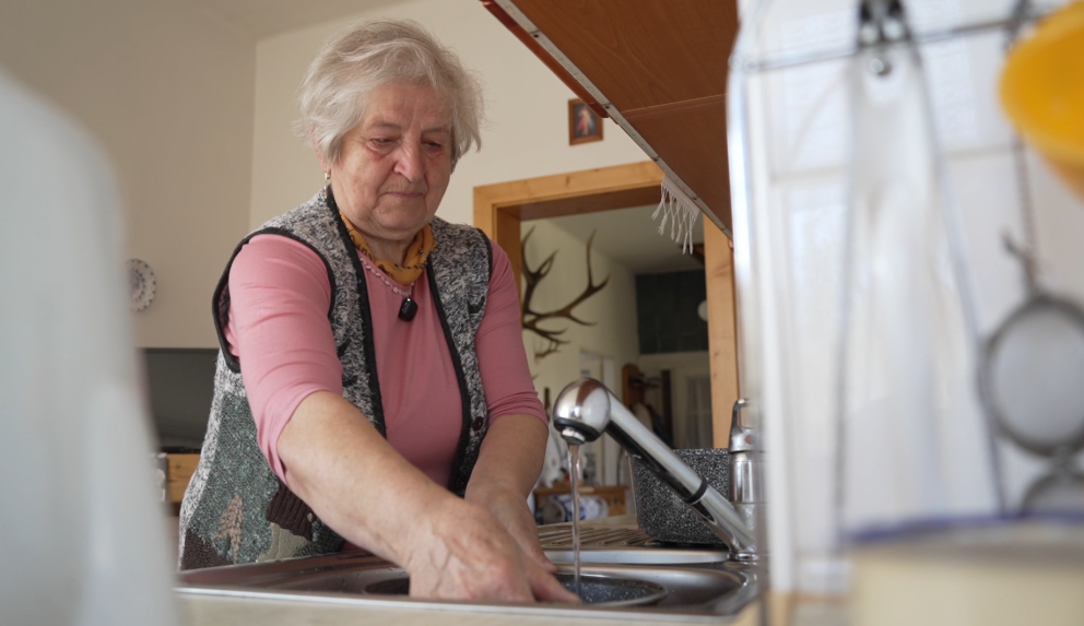 Pani Eva musí po vodu na splachovanie chodiť do potoka.