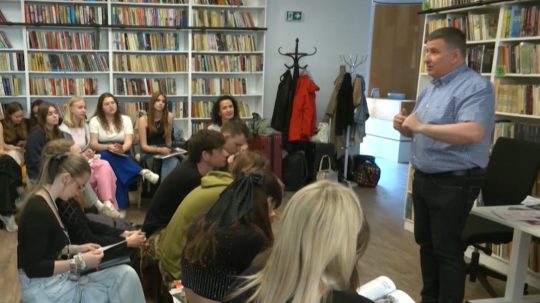 Patrik Herman so študentmi na súťaži Štúrovo pero.