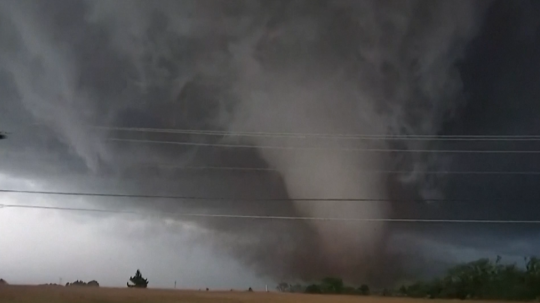 Tornádo v mestečku Enid strhával stĺpy elektrického vedenia.
