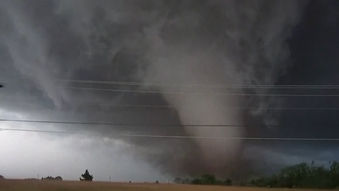 VIDEO: Siln&eacute; torn&aacute;do na severe Oklahomy strh&aacute;valo stĺpy elektrick&eacute;ho vedenia aj strechy domov, obete nehl&aacute;sia