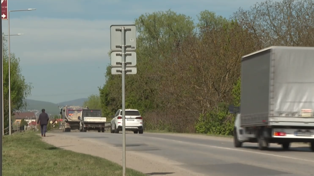 Po ceste prejdú denne stovky áut, no doteraz v Krásnej nebol žiadny chodník.