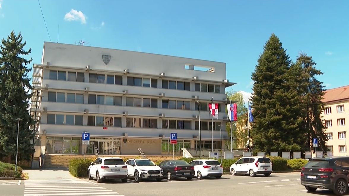 Mnoh&eacute; samospr&aacute;vy 8. m&aacute;ja zatv&aacute;raj&uacute; &uacute;rady, v Bad&iacute;ne v&scaron;ak bude bežn&yacute; pracovn&yacute; deň a deti p&ocirc;jdu do &scaron;koly