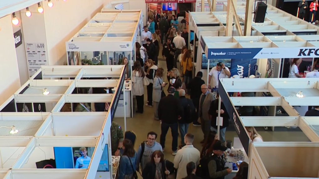 Na snímke ľudia hľadajú prácu.