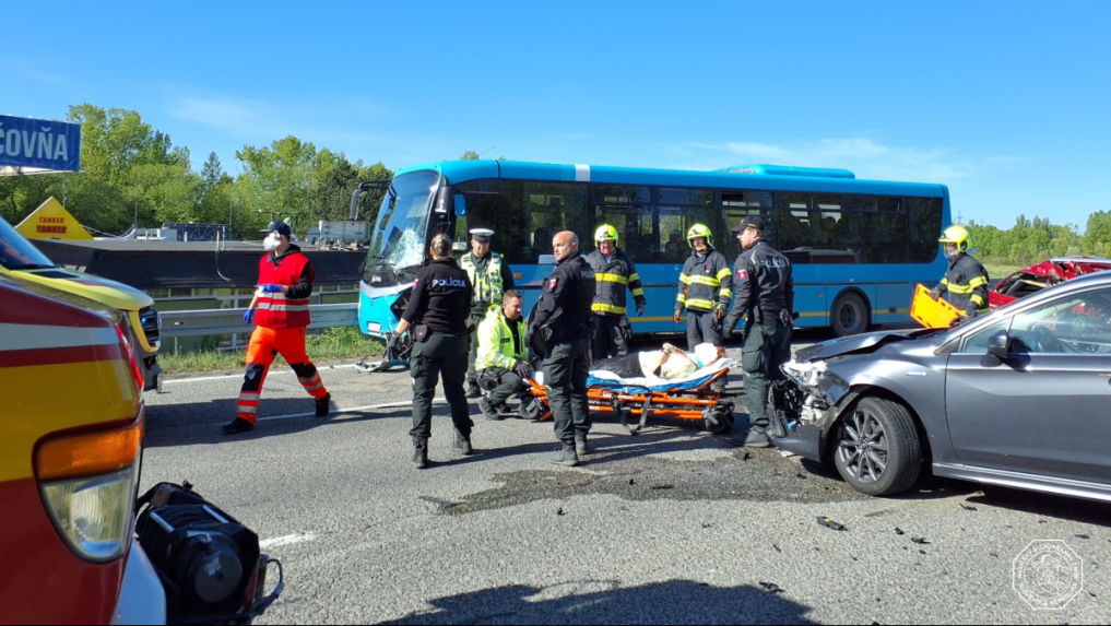Podľa prvotn&yacute;ch inform&aacute;ci&iacute; z miesta nehody zranenia utrpelo viacero os&ocirc;b.