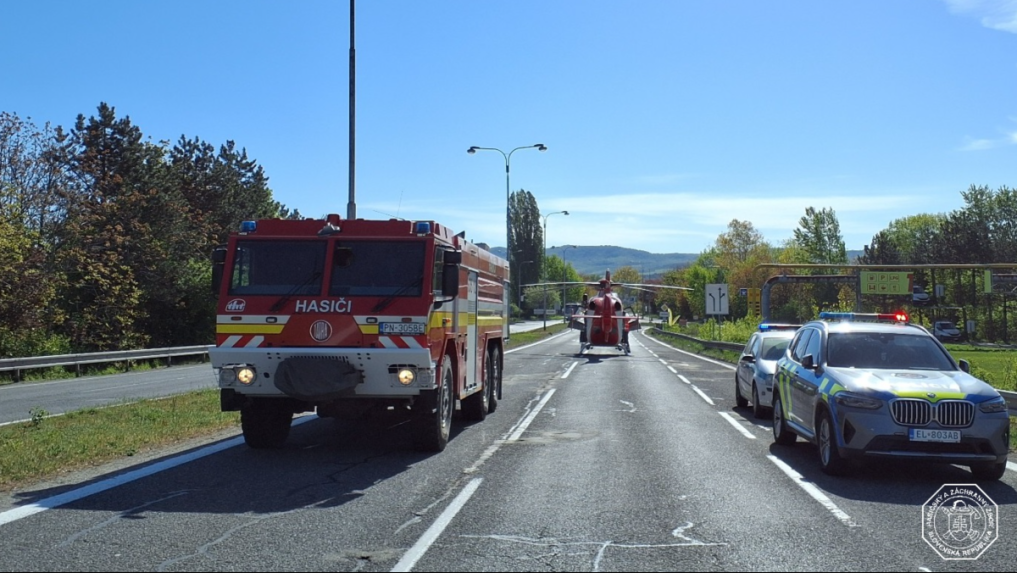 Jednu osobu z&aacute;chran&aacute;ri transportovali do nemocnice vrtuľn&iacute;kom.