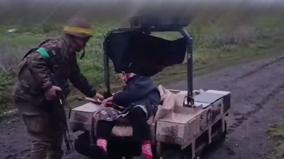 Stark&aacute;, nasadnite: Vojaci robotick&yacute;m vozidlom zachr&aacute;nili ženu (77) z bojovej z&oacute;ny na v&yacute;chode Ukrajiny