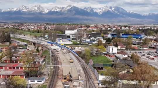 Popod zrekonštruovanú trať v Poprade sa bude dať opäť prejsť od októbra.