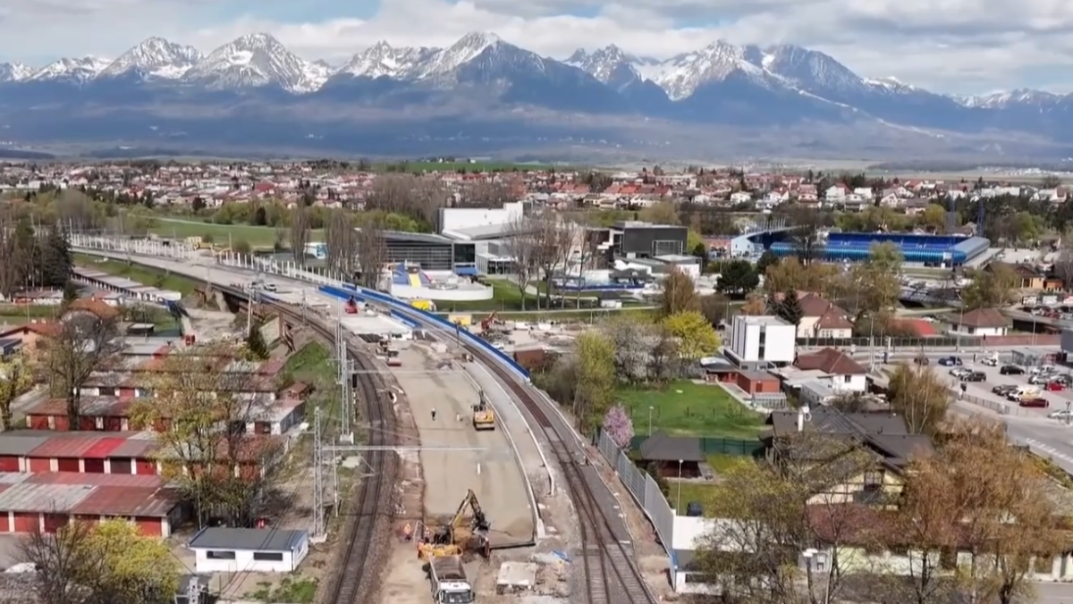 Moderniz&aacute;cia železnice pri Poprade sa po roku skomplikovala. Stavb&aacute;ri musia uzavrieť podchod