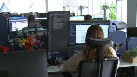 ľudia pracujú v kancelárii