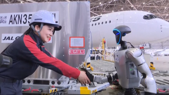 Spoločnosť Japan Airlines začne od mája dvojročné testovanie humanoidných robotov.
