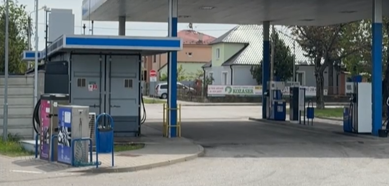 Samoobslužn&eacute; čerpacie stanice obnovili predaj nafty. &Scaron;of&eacute;rov v&scaron;ak kontroluj&uacute;, aby čerpali len do jednej n&aacute;drže