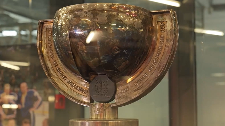 V&iacute;ťazn&aacute; trofej z majstrovstiev sveta 2002.