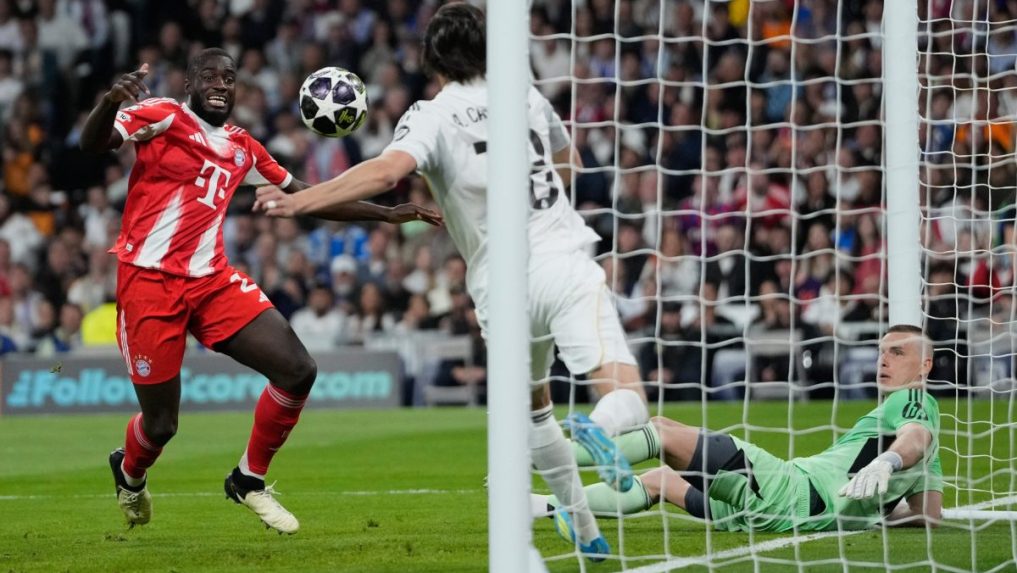 Hráč Bayernu Mníchov Dayot Upamecano nepremieňa šancu počas štvrťfinálového zápasu Ligy majstrov Real Madrid - Bayern Mníchov v Madride.