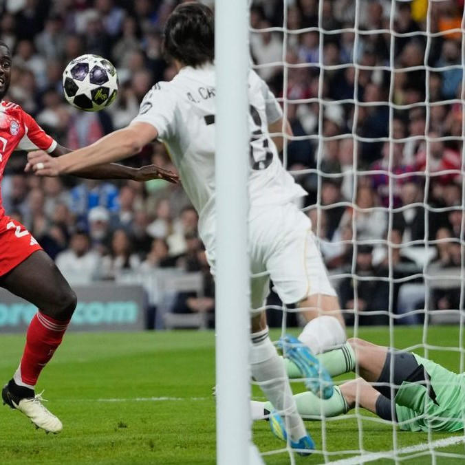 Hráč Bayernu Mníchov Dayot Upamecano nepremieňa šancu počas štvrťfinálového zápasu Ligy majstrov Real Madrid - Bayern Mníchov v Madride.