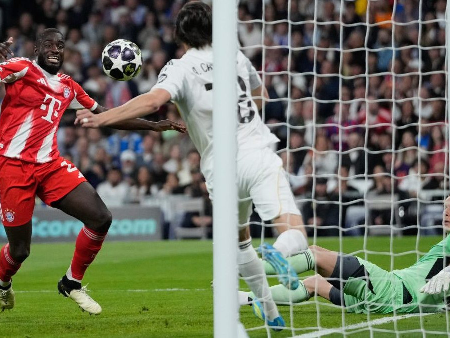 Hráč Bayernu Mníchov Dayot Upamecano nepremieňa šancu počas štvrťfinálového zápasu Ligy majstrov Real Madrid - Bayern Mníchov v Madride.