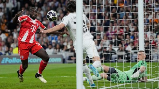 Hráč Bayernu Mníchov Dayot Upamecano nepremieňa šancu počas štvrťfinálového zápasu Ligy majstrov Real Madrid - Bayern Mníchov v Madride.