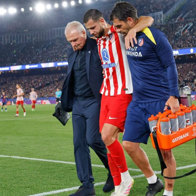 Slovenský obranca Atlética Madrid Dávid Hancko odchádza po zranení počas štvrťfinálového zápasu Ligy majstrov FC Barcelona - Atlético Madrid.