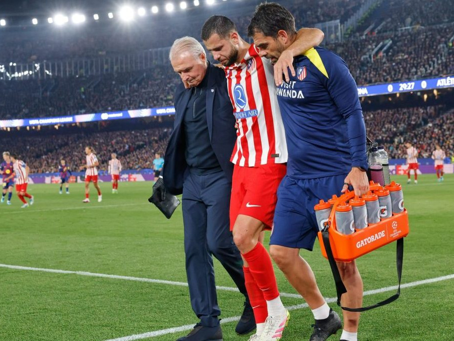 Slovenský obranca Atlética Madrid Dávid Hancko odchádza po zranení počas štvrťfinálového zápasu Ligy majstrov FC Barcelona - Atlético Madrid.