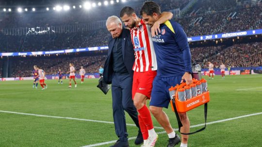 Slovenský obranca Atlética Madrid Dávid Hancko odchádza po zranení počas štvrťfinálového zápasu Ligy majstrov FC Barcelona - Atlético Madrid.